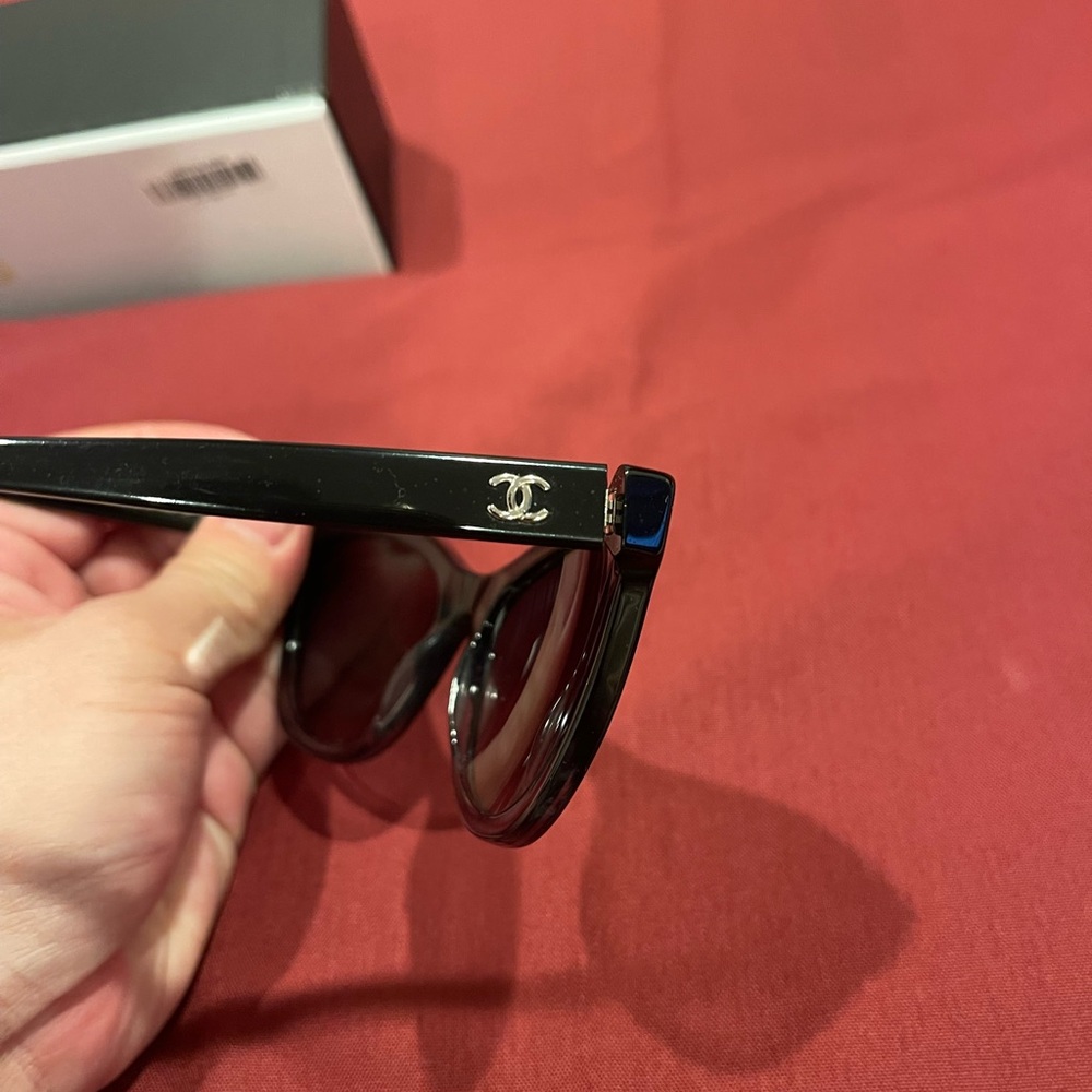 CHANEL Glossy Black Cat-Eye Sunglasses with Quilted Case - Picture 7 of 9